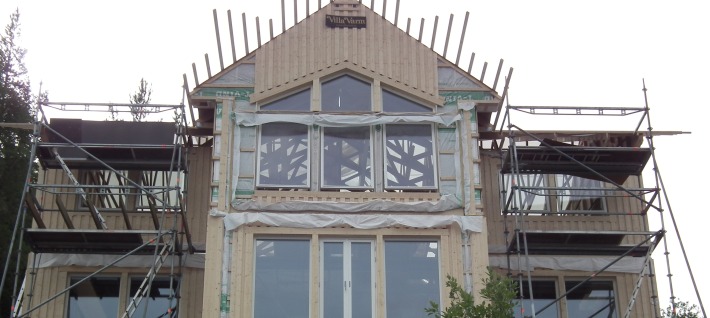 Korsformat 2-planshus med stora fönster stomrest i Ö-vik