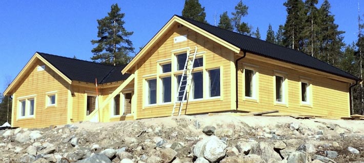 Rymligt vinkelhus stomrest i Luleå